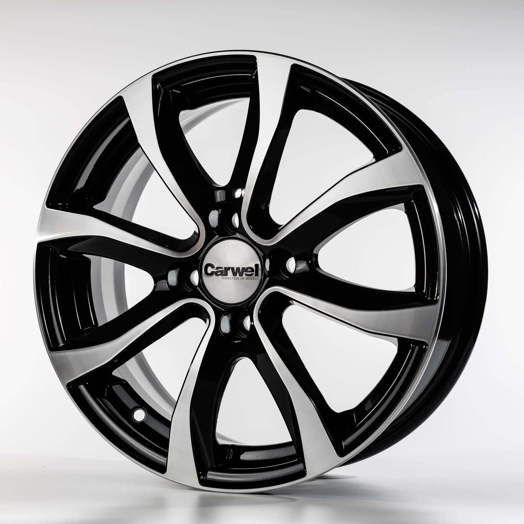 Диск литой R15 6J 4x100/67.1 ET45 Carwel Омикрон 110 AB 00031352