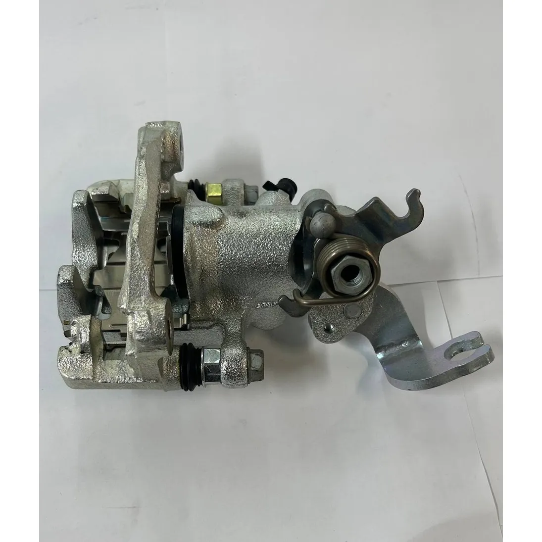 Суппорт задний L, Уценка HYUNDAI Elantra 00-06/Coupe 01-> MANDO EX583102DA10-N0 Уценка