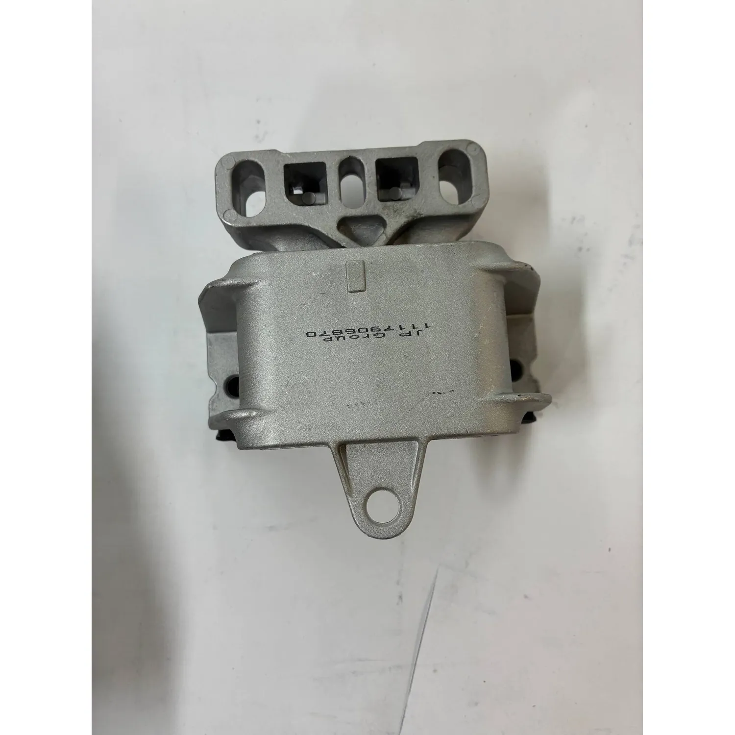 Опора двигателя передняя L, Уценка VAG A3/Octavia/Bora/Golf IV/New Beetle JP GROUP 1117906870-N0 Уценка