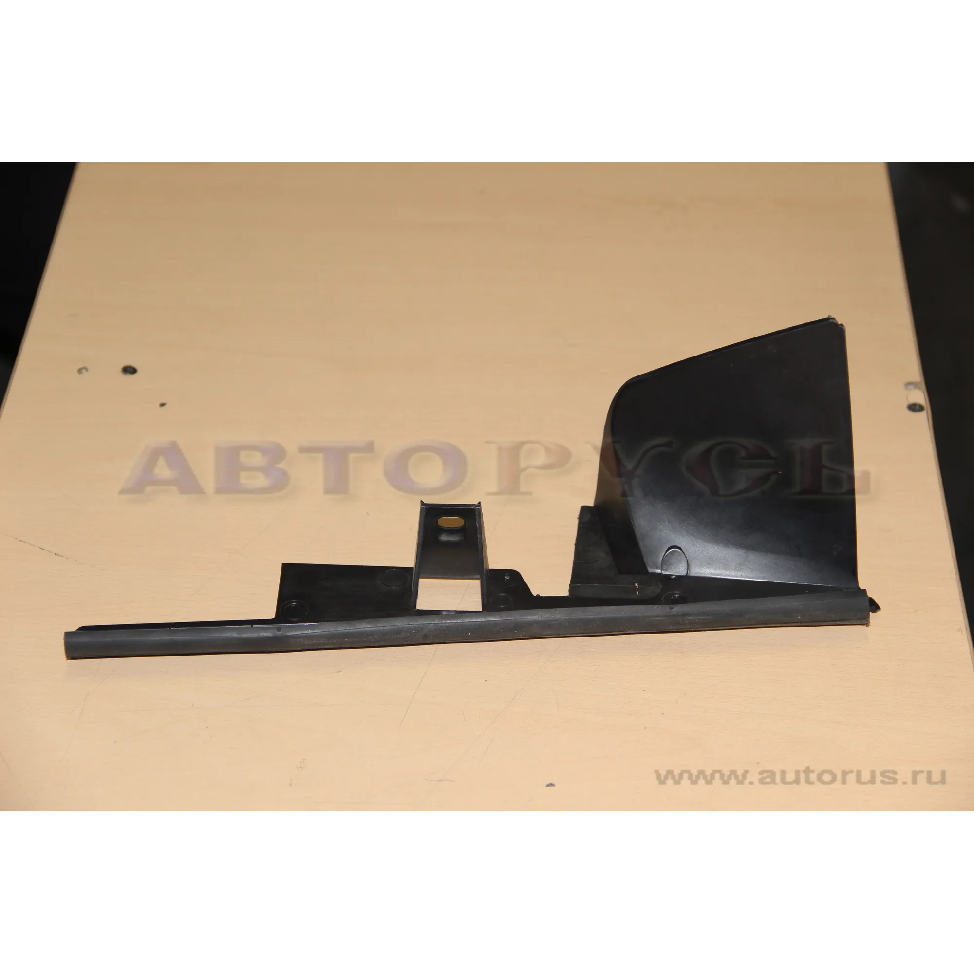 Дефлектор радиатора R, Уценка FORD Focus I 1 144 389-N0 Уценка