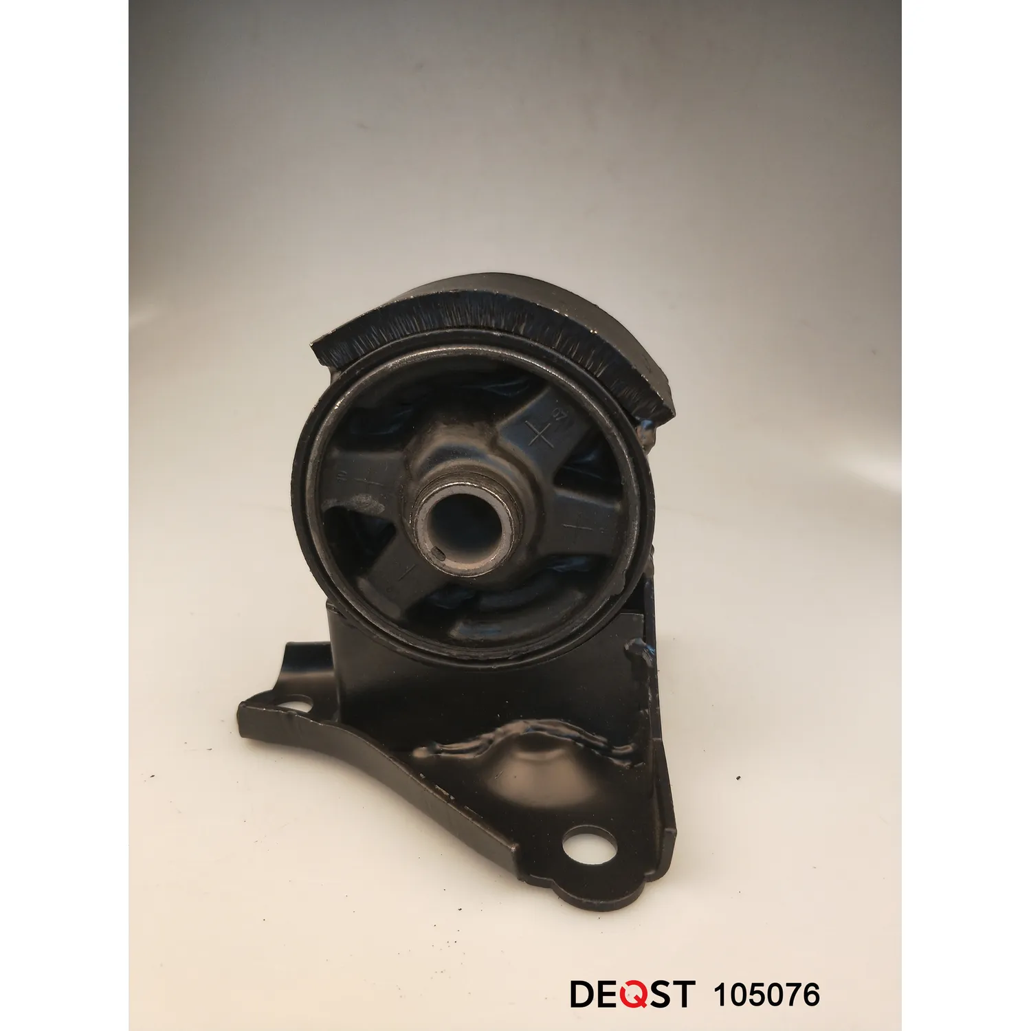 Опора двигателя передняя. HYUNDAI TUCSON (JM) TUCSON (JM) 08.04-01.10 DEQST 105076