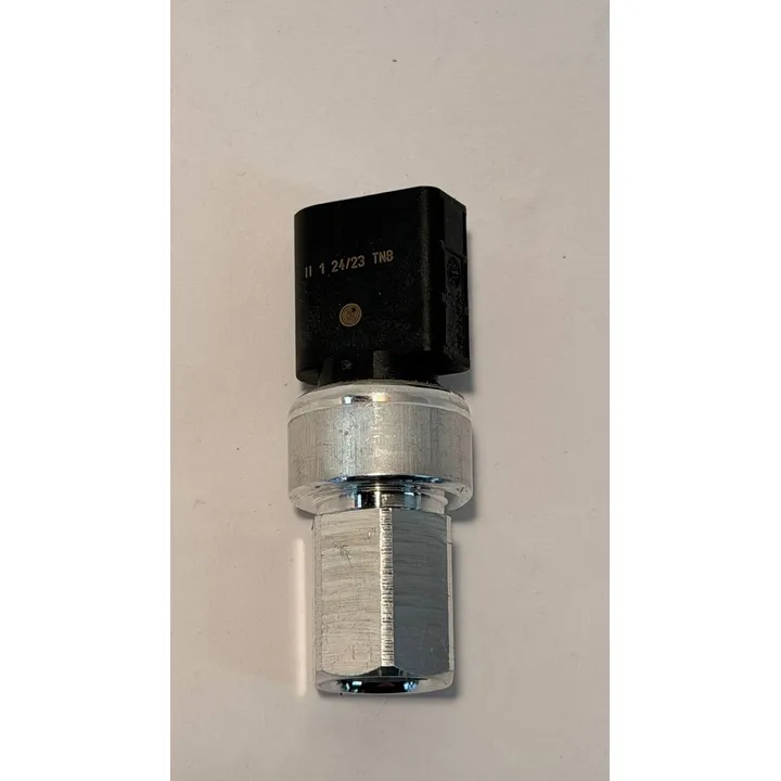 Датчик давления хладагента, Уценка VAG+SKODA+PORSCHE /3pin DENSO DPS32002-N0 Уценка