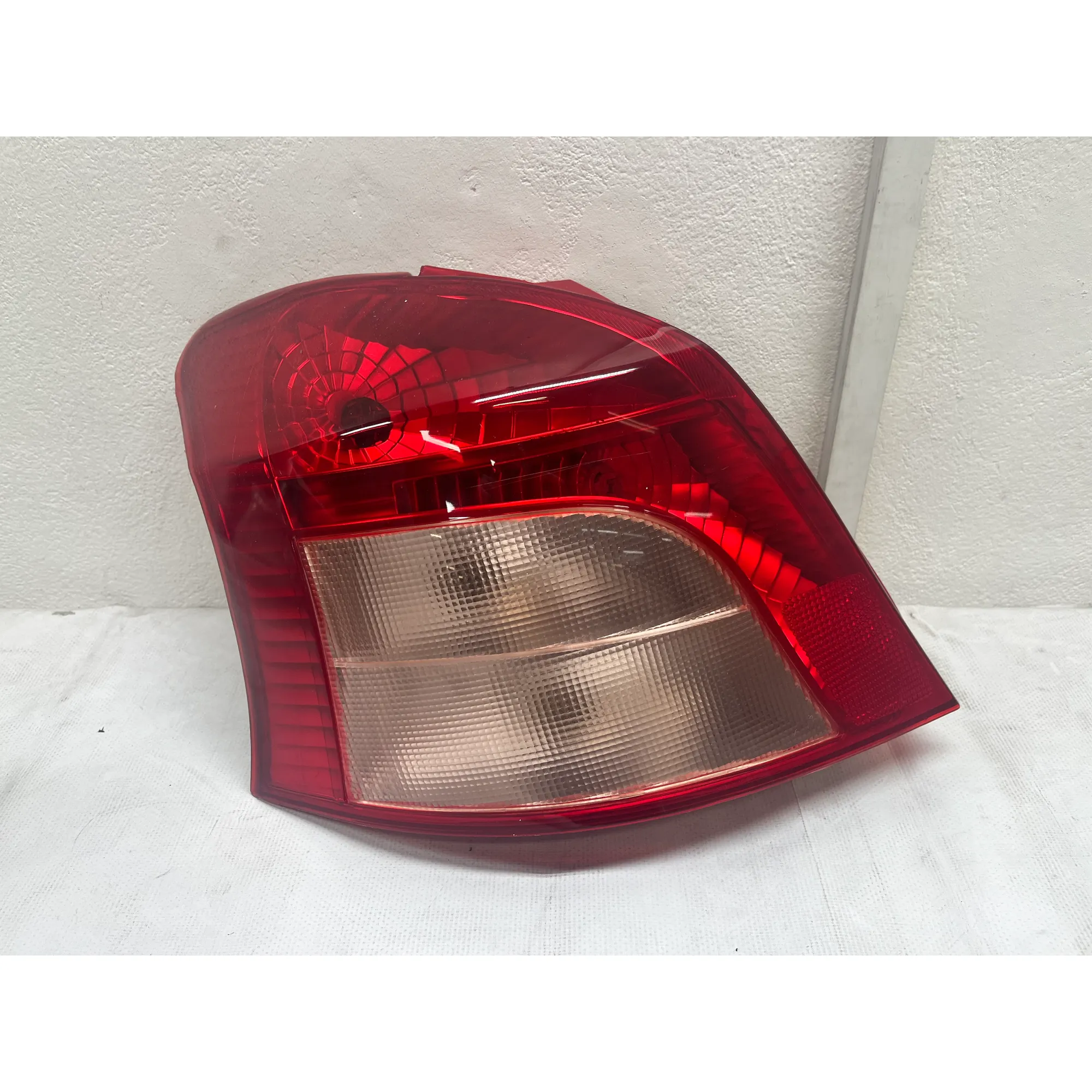 Фонарь задний левый хэтчбек YARIS 2005-2009, Уценка CASP 193155L-N0 Уценка
