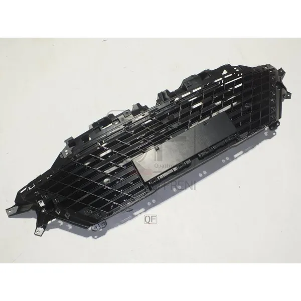 Решетка радиатора звездный черный QUATTRO FRENI QF13G00043