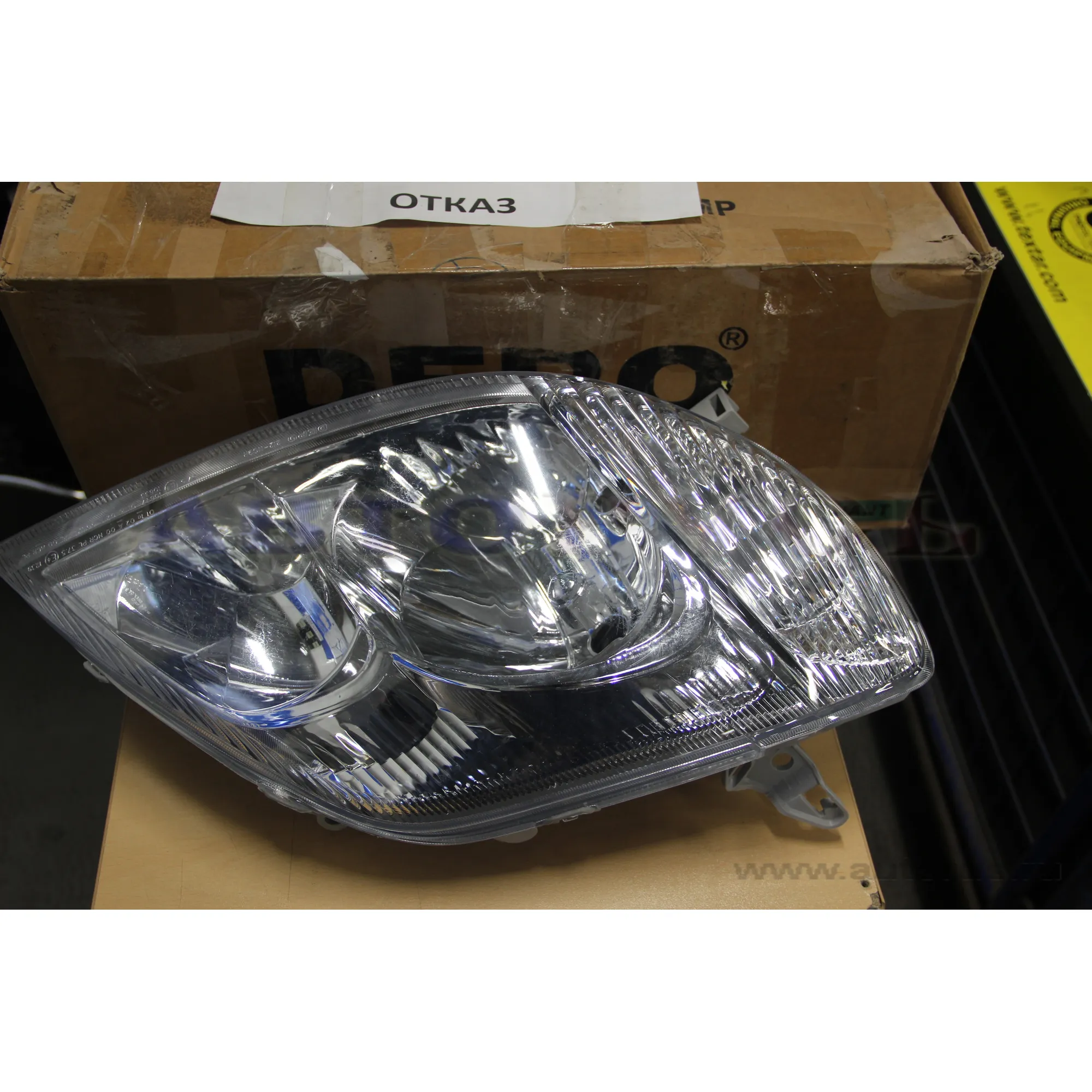 Фара R, Уценка TOYOTA Corolla 01-03 DEPO 212-11C9R-LD-E-N0 Уценка